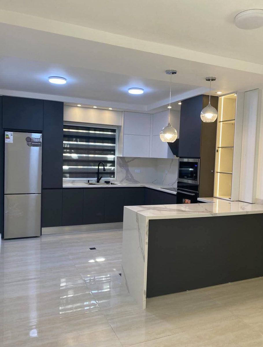 Cuisine moderne blanc et anthracite avec îlot en marbre