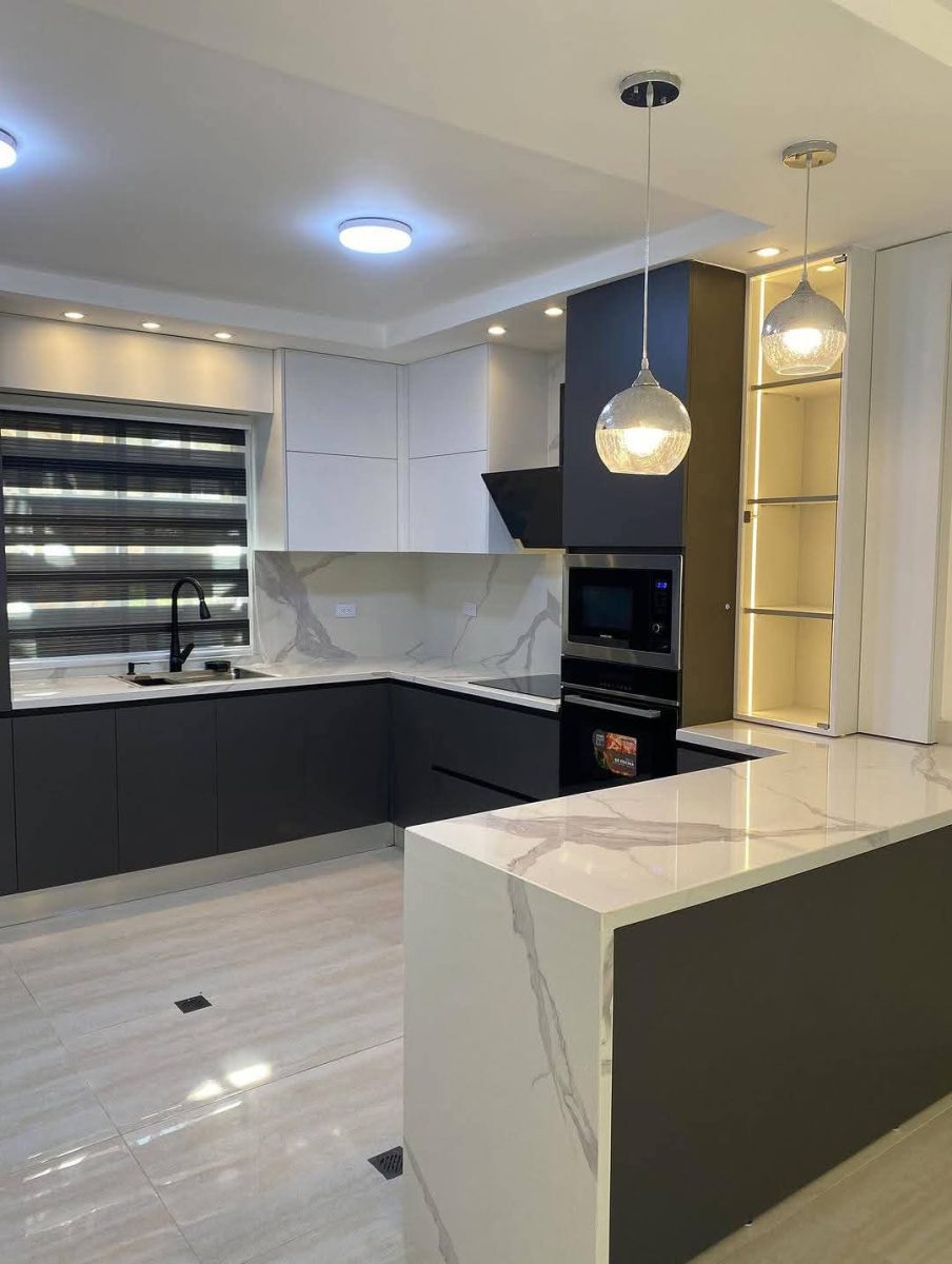 Cuisine moderne blanc et anthracite avec îlot en marbre et électroménager