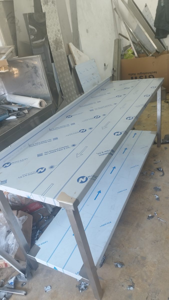 Table de travail en inox avec étagère basse, fabriquée en atelier