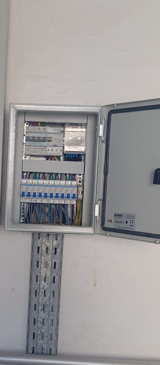 Coffret électrique équipé de disjoncteurs et chemin de câbles
