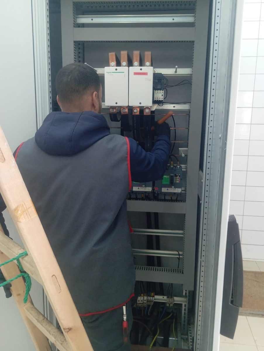 Câblage d'une armoire électrique industrielle à jeux de barres