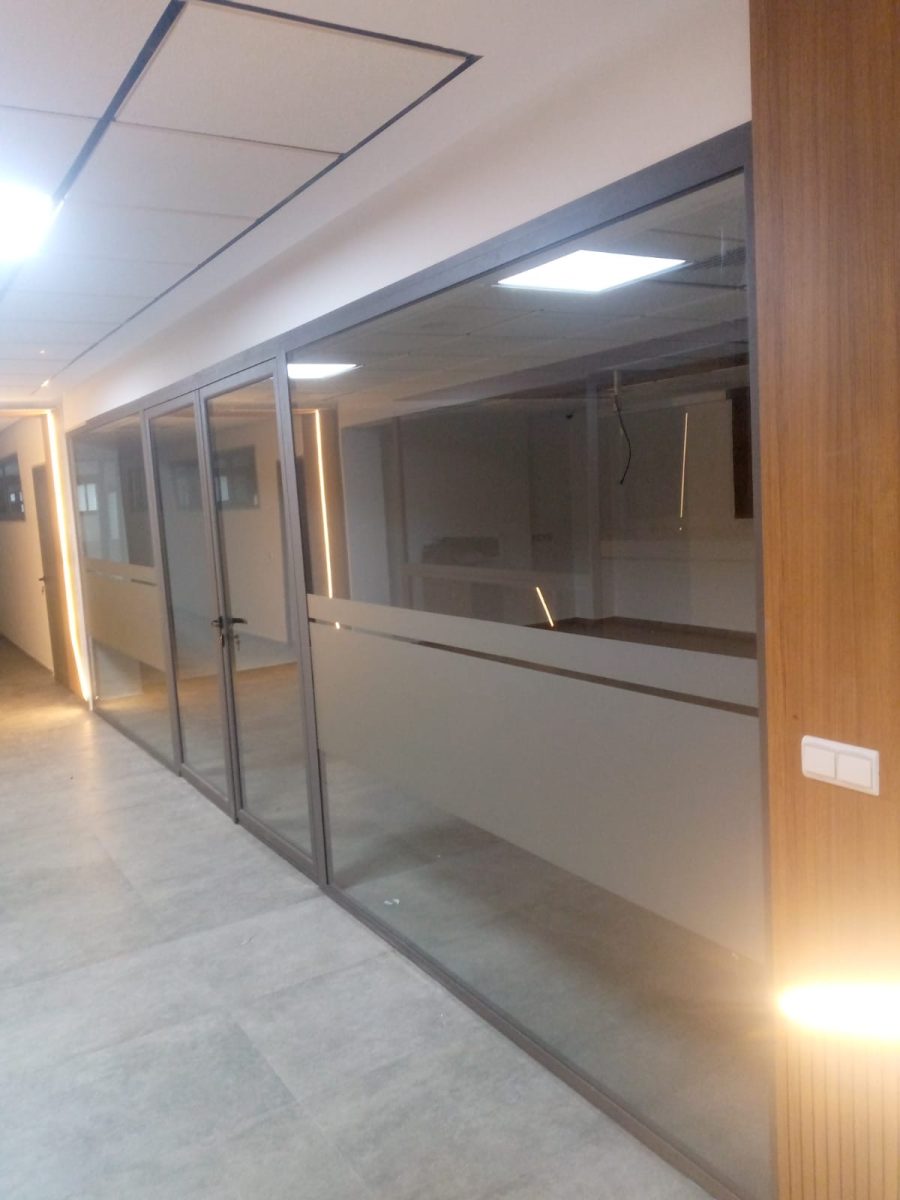 Cloisons de bureau vitrées à ossature aluminium avec bandeau dépoli