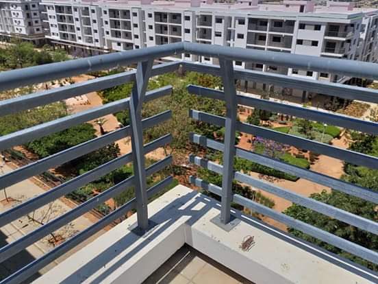 Garde-corps de balcon en acier gris à barreaux horizontaux