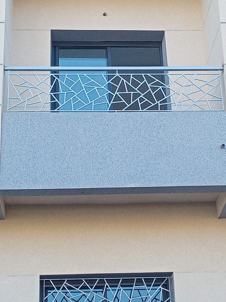 Garde-corps de balcon en fer forgé gris à motif eclate