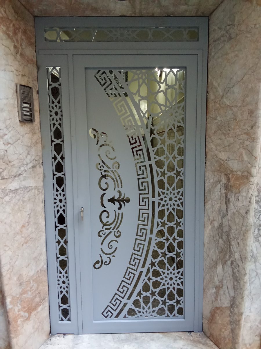 Porte d'entrée en acier à panneau vitre découpe arabesque et zellige
