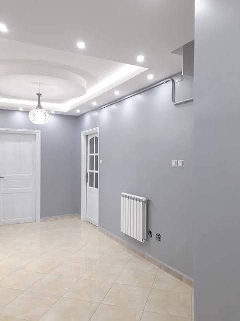 Pièce aux murs peints gris avec faux plafond à gorge circulaire