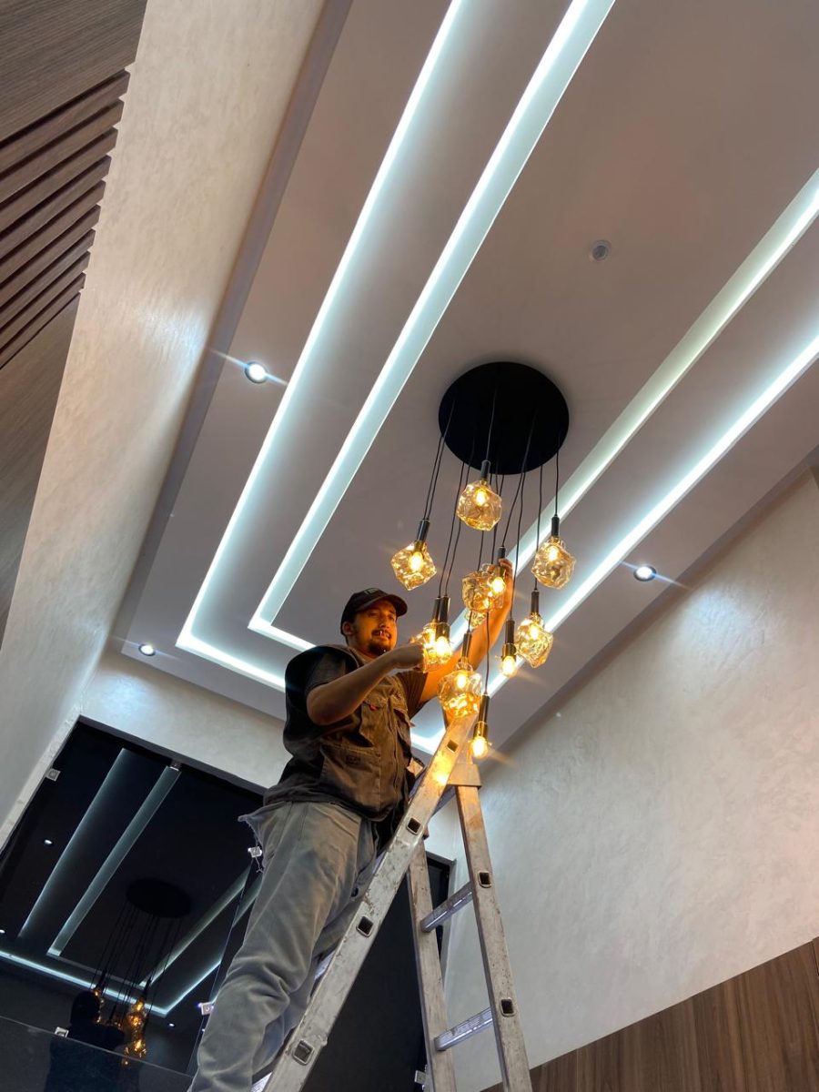 Pose d'une suspension à bulles sous un faux plafond à LED