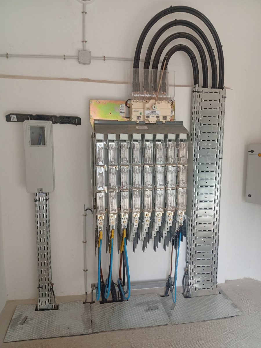 Coffret de répartition électrique à coupe-circuits et chemins de câbles
