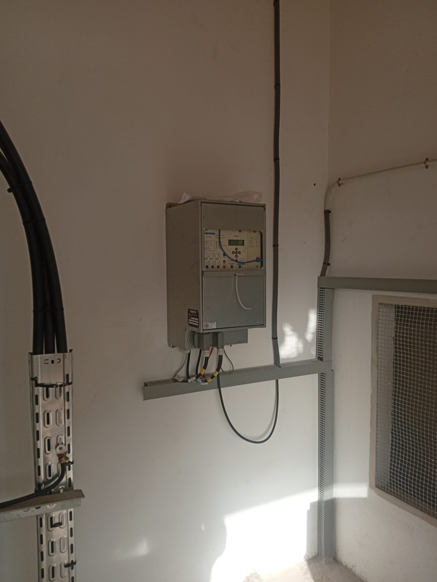 Coffret de relais de protection électrique raccordé