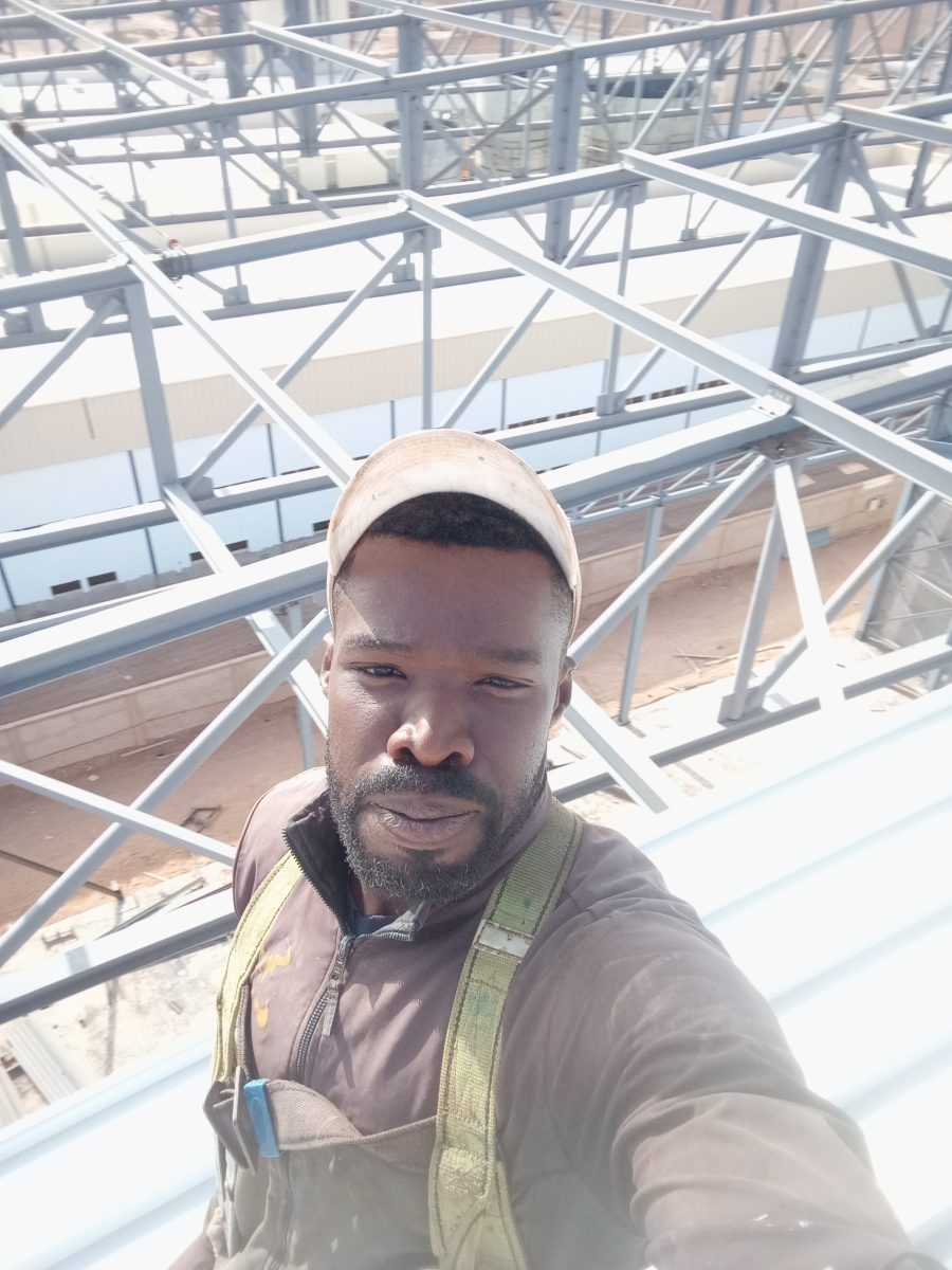 Charpente métallique de hangar en cours de montage