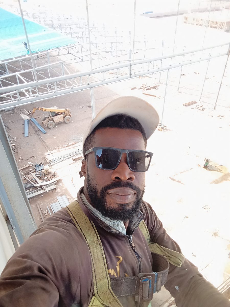 Chantier de charpente métallique sur échafaudage