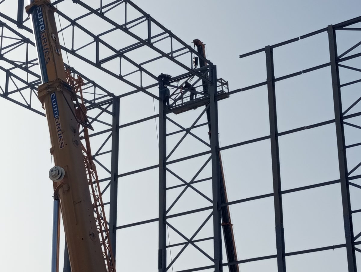 Montage d'une charpente métallique à la grue