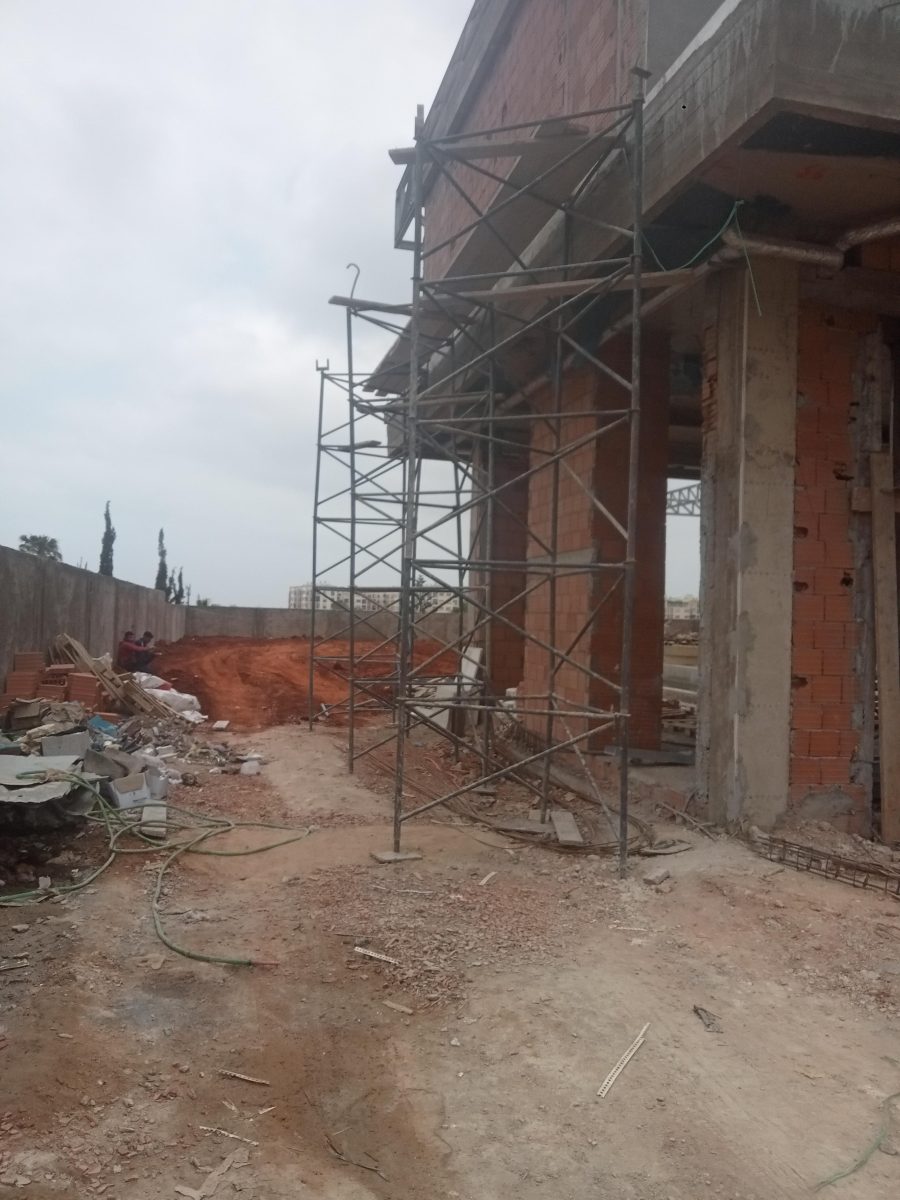 Bâtiment en construction avec échafaudages