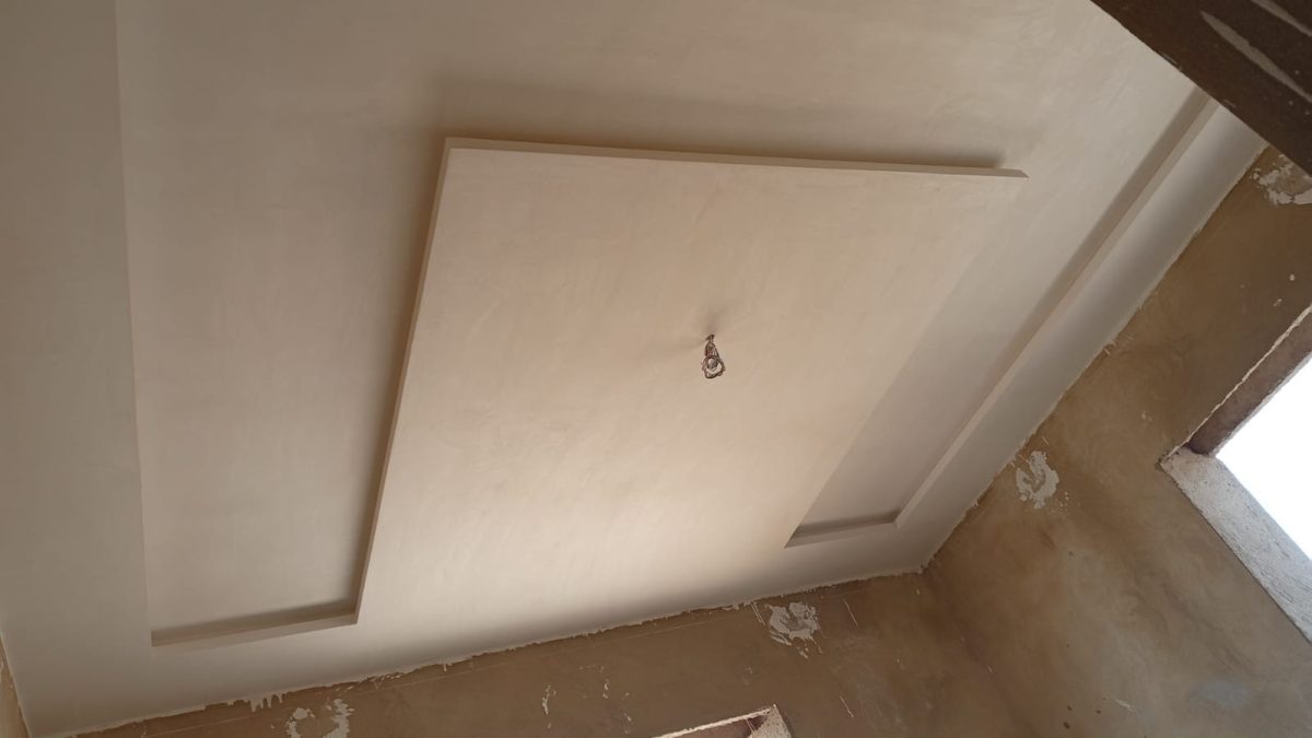 Faux plafond en plâtre à décroché en cours de finition