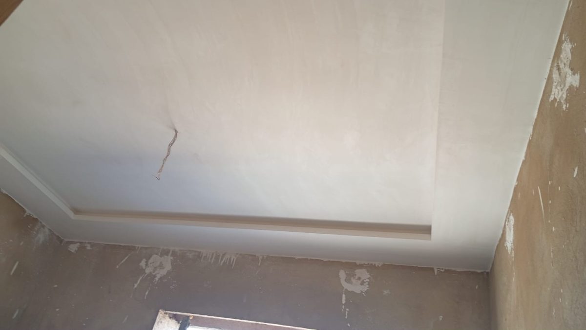 Faux plafond en plâtre à gorge en cours de finition