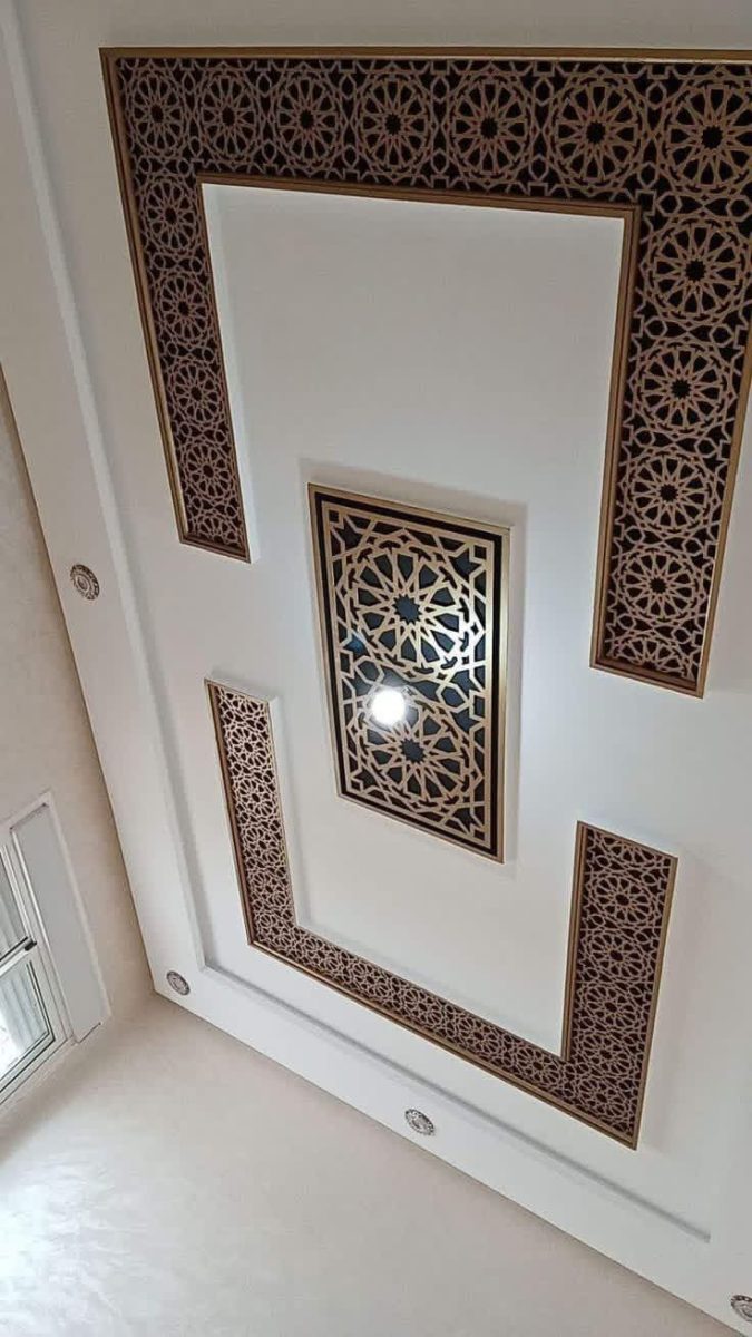 Faux plafond à frises et médaillon arabesques rétroéclairés