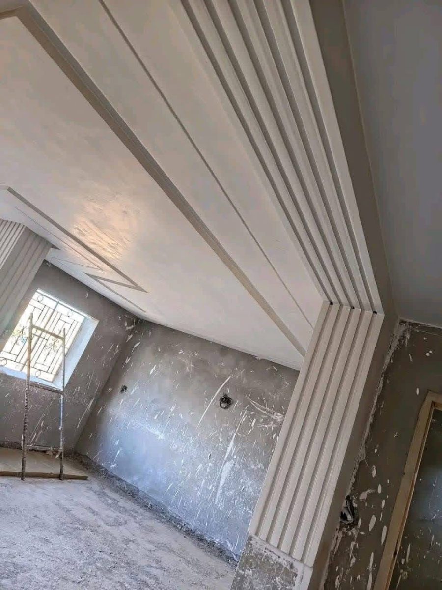 Faux plafond en plâtre à cannelures et motif graphique