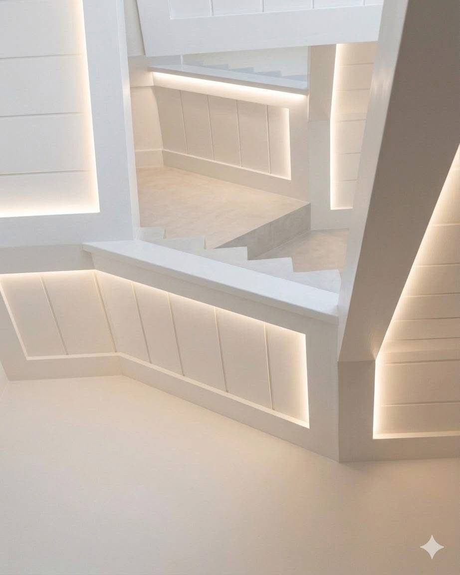 Cage d'escalier habillée de panneaux en plâtre et éclairage LED indirect