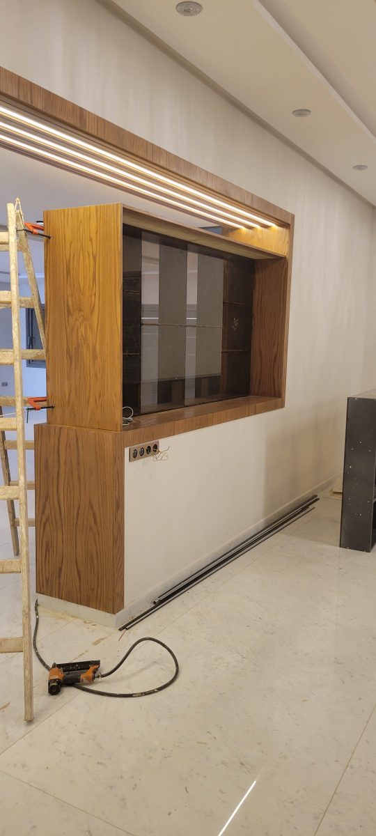 Meuble mural en bois à vitrine et bandeau LED, en cours