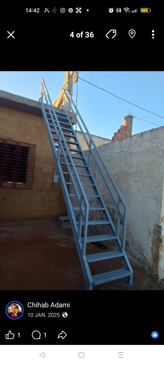 Escalier extérieur métallique gris dans une cour