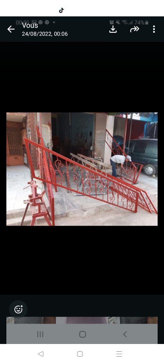 Rampe d'escalier en fer forgé laqué rouge à volutes