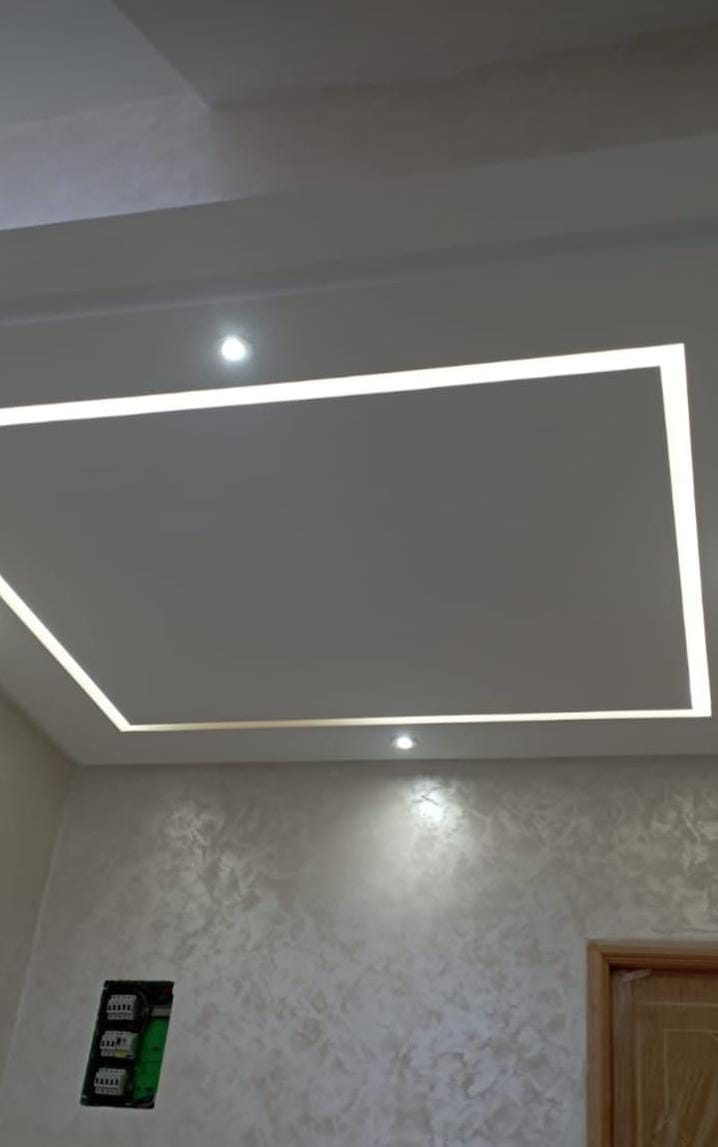 Faux plafond à cadre lumineux LED et spots