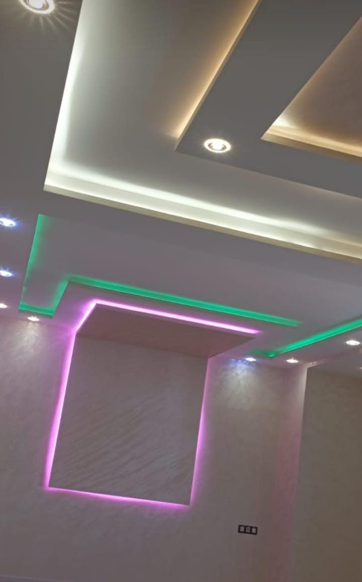 Faux plafond à éclairage LED RGB vert et rose avec spots