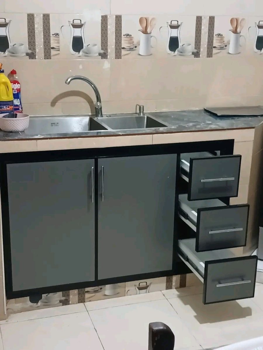 Meuble sous-évier en aluminium gris à tiroirs, plan en granit