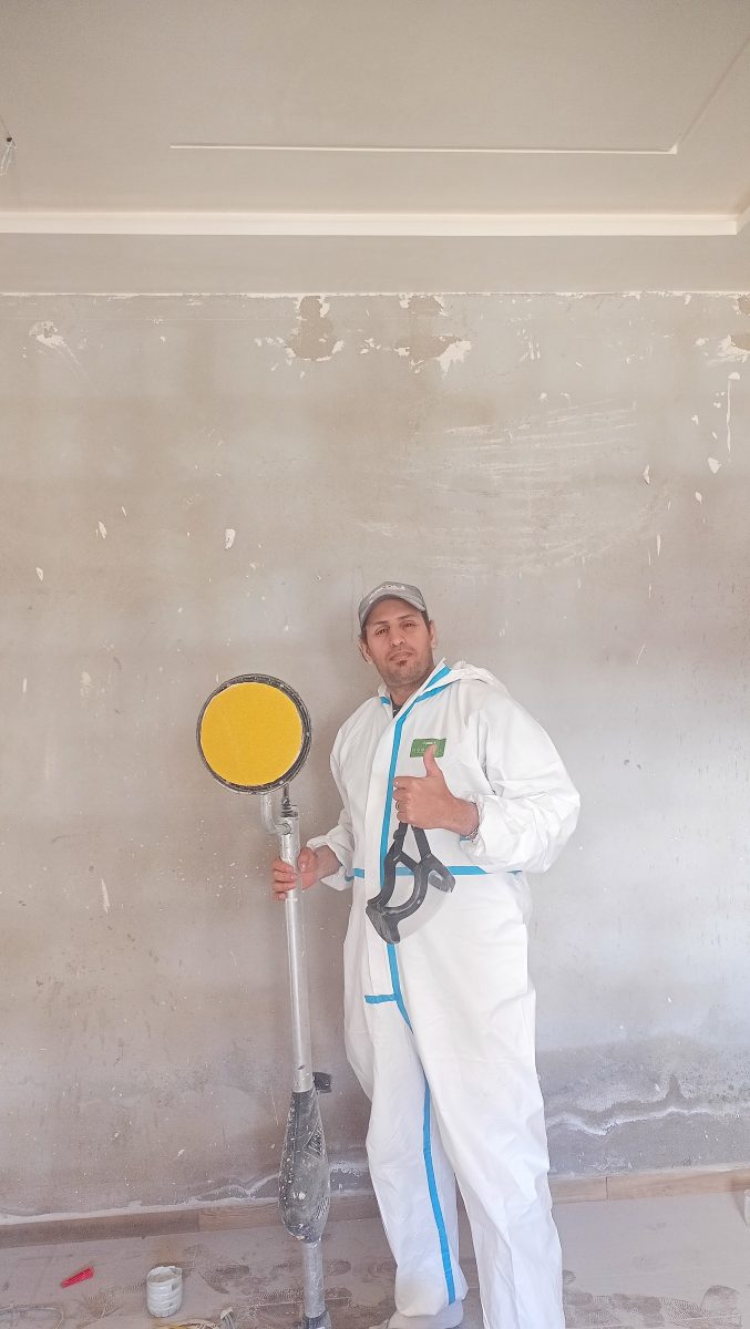 Préparation et ponçage d'un mur avant peinture