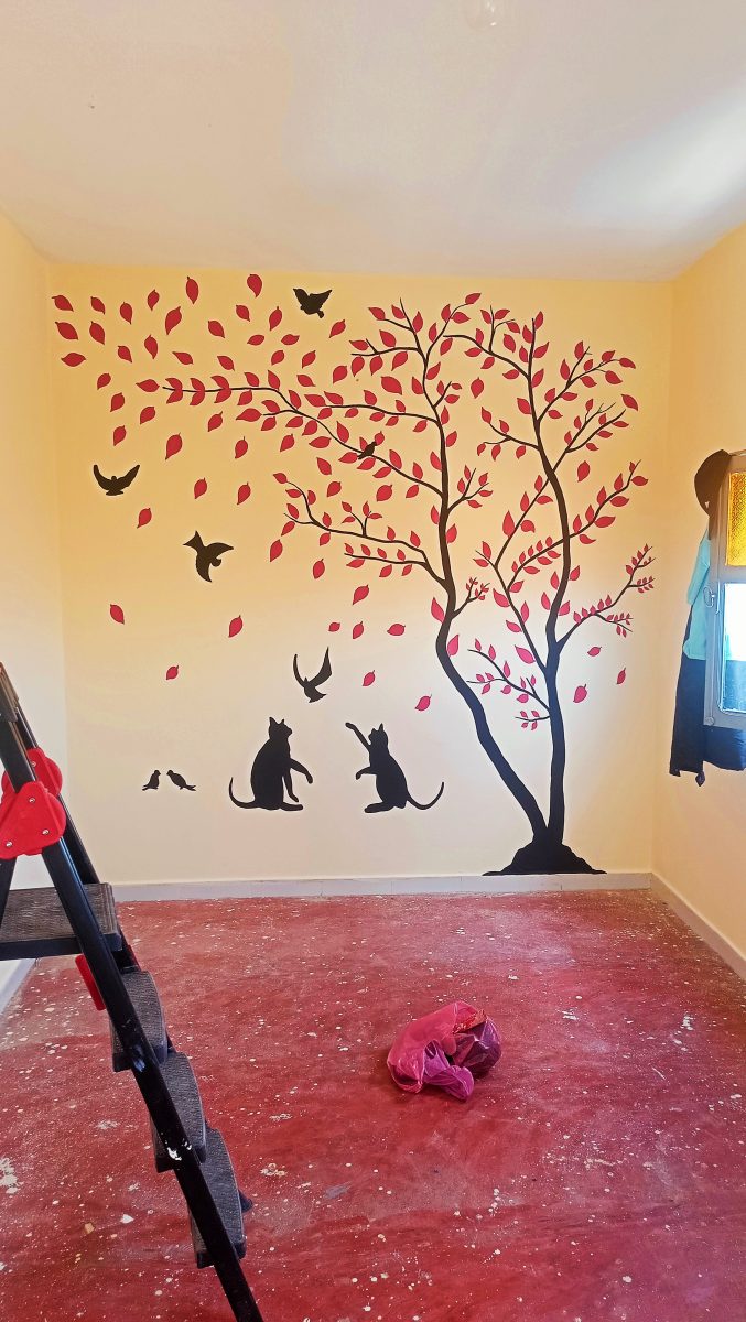 Fresque murale d'un arbre aux feuilles rouges et silhouettes pour chambre