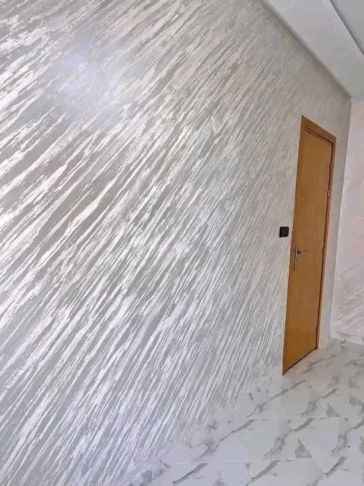 Mur en enduit décoratif métallisé argenté à effet strié