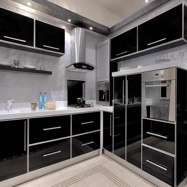 Cuisine en aluminium noir laqué avec hotte et plan blanc