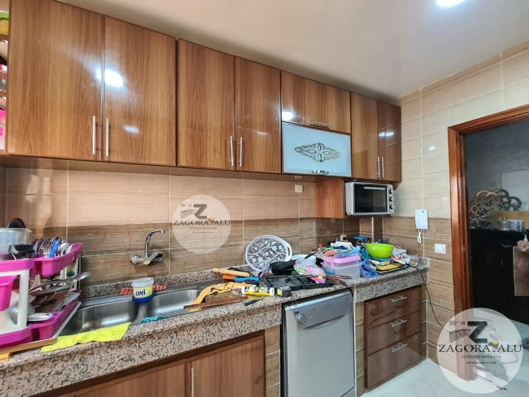 Cuisine en aluminium effet bois brillant avec plan en granit