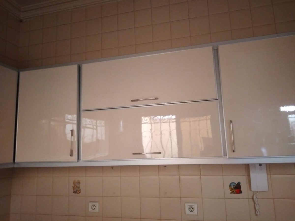 Meubles hauts de cuisine en aluminium blanc brillant avec porte relevable