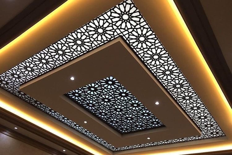 Faux plafond à panneaux moucharabieh découpés et rétroéclairage LED