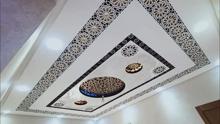Faux plafond à frises arabesques et médaillon central rétroéclairé