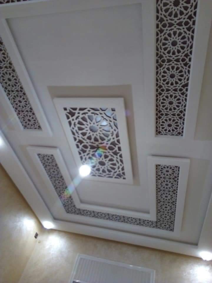 Faux plafond blanc à panneaux moucharabieh et médaillon ajouré