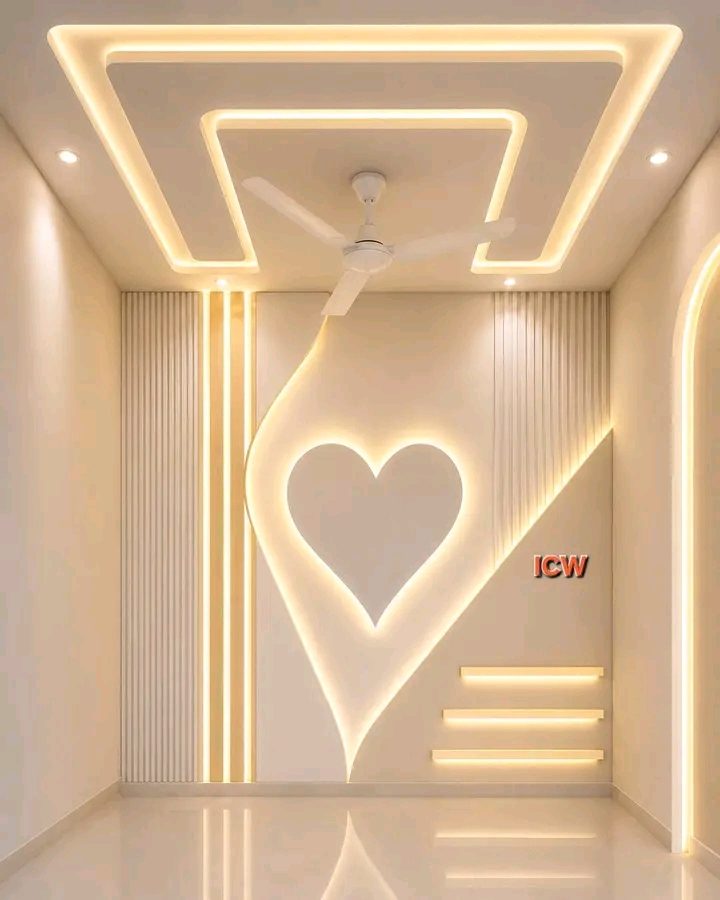 Couloir à faux plafond LED et panneau mural coeur rétro-éclairé