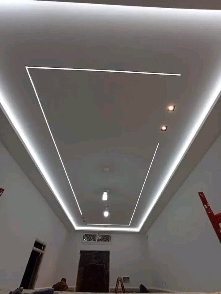Grand faux plafond à lignes lumineuses LED trapezoidales