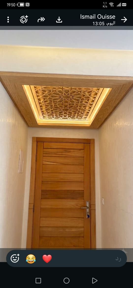 Faux plafond à moucharabieh ajouré rétro-éclairé sur une porte
