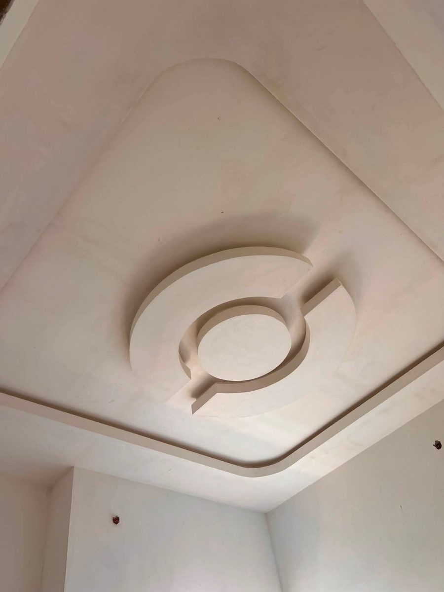 Plafond en plâtre à décroché carré et motif central en anneau
