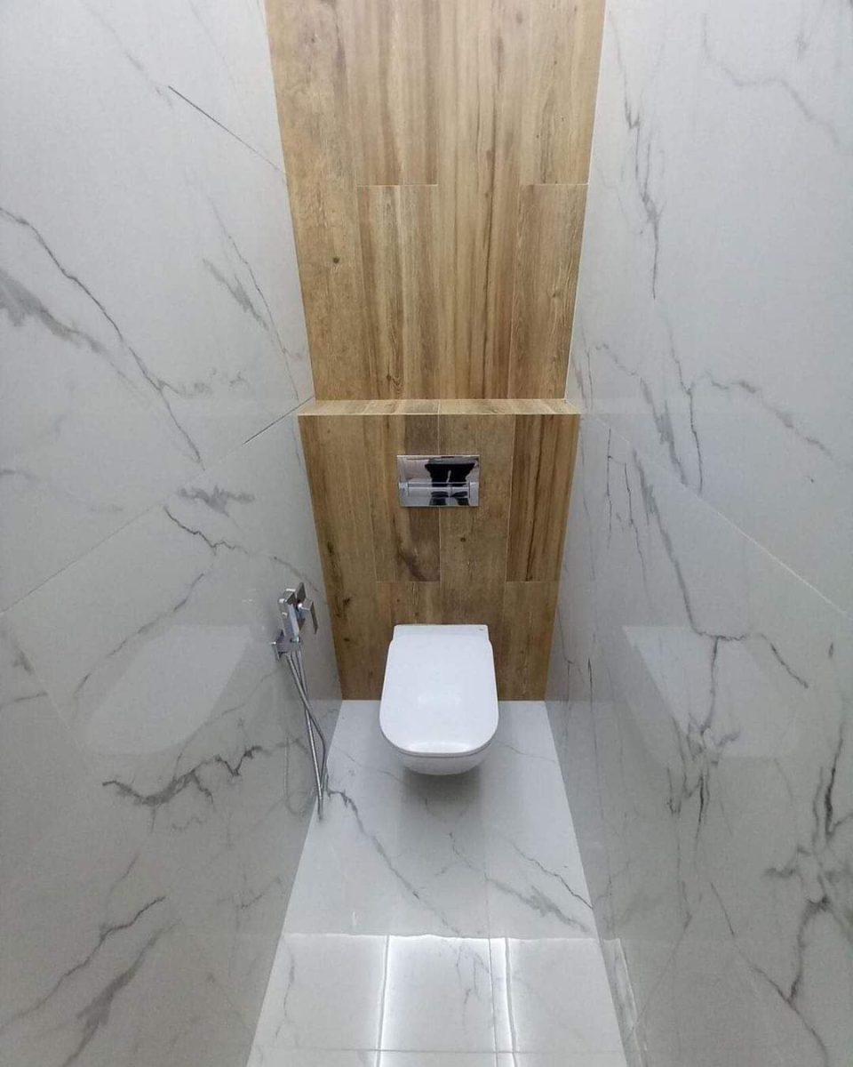 WC habillé de marbre blanc avec bandeau effet bois et WC suspendu
