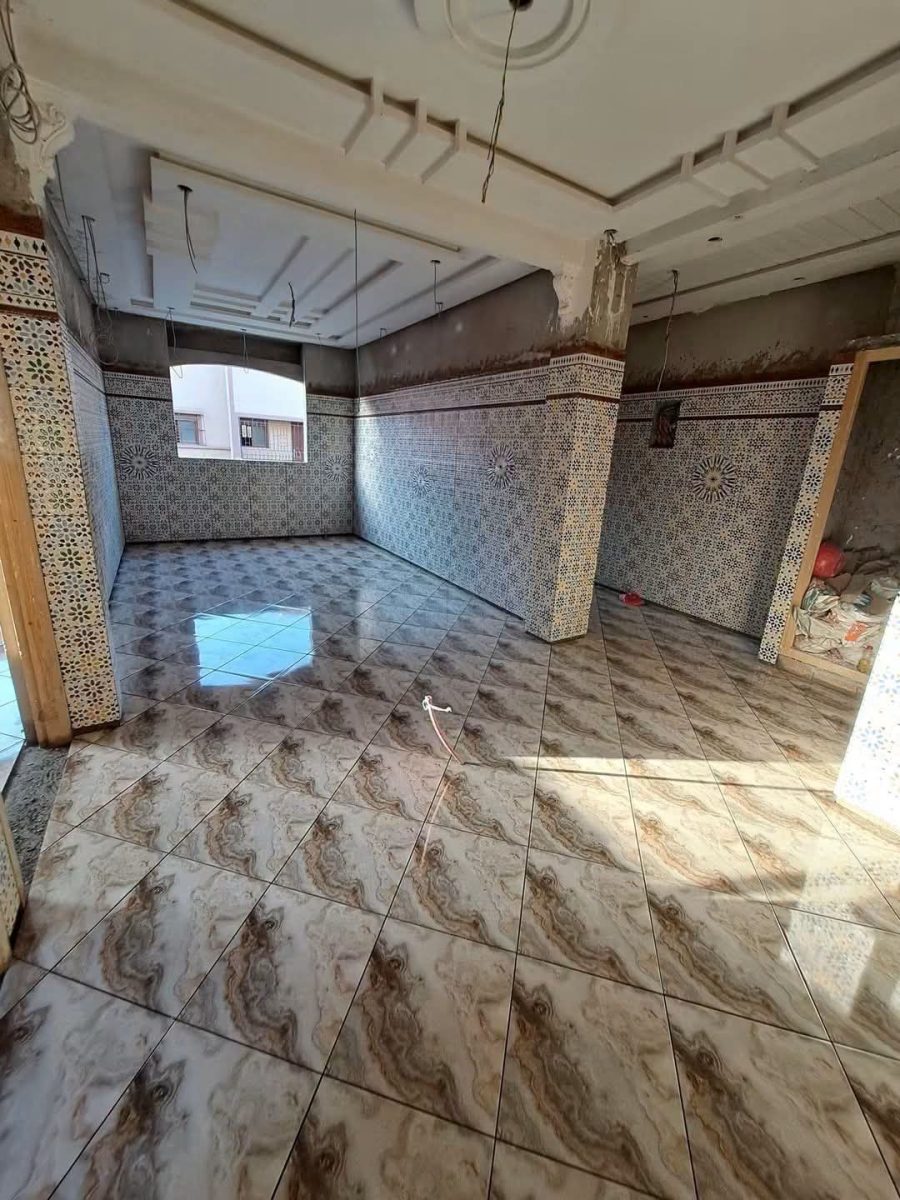 Pièce habillée de faïence zellige et sol effet marbre