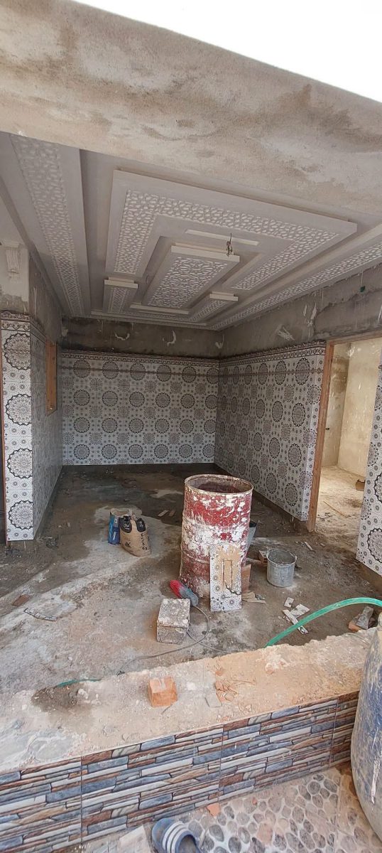 Pièce en cours d'habillage de faïence zellige avec faux plafond arabesque
