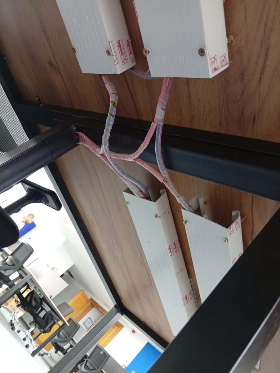 Gestion des câbles et goulottes sous un poste de travail de bureau