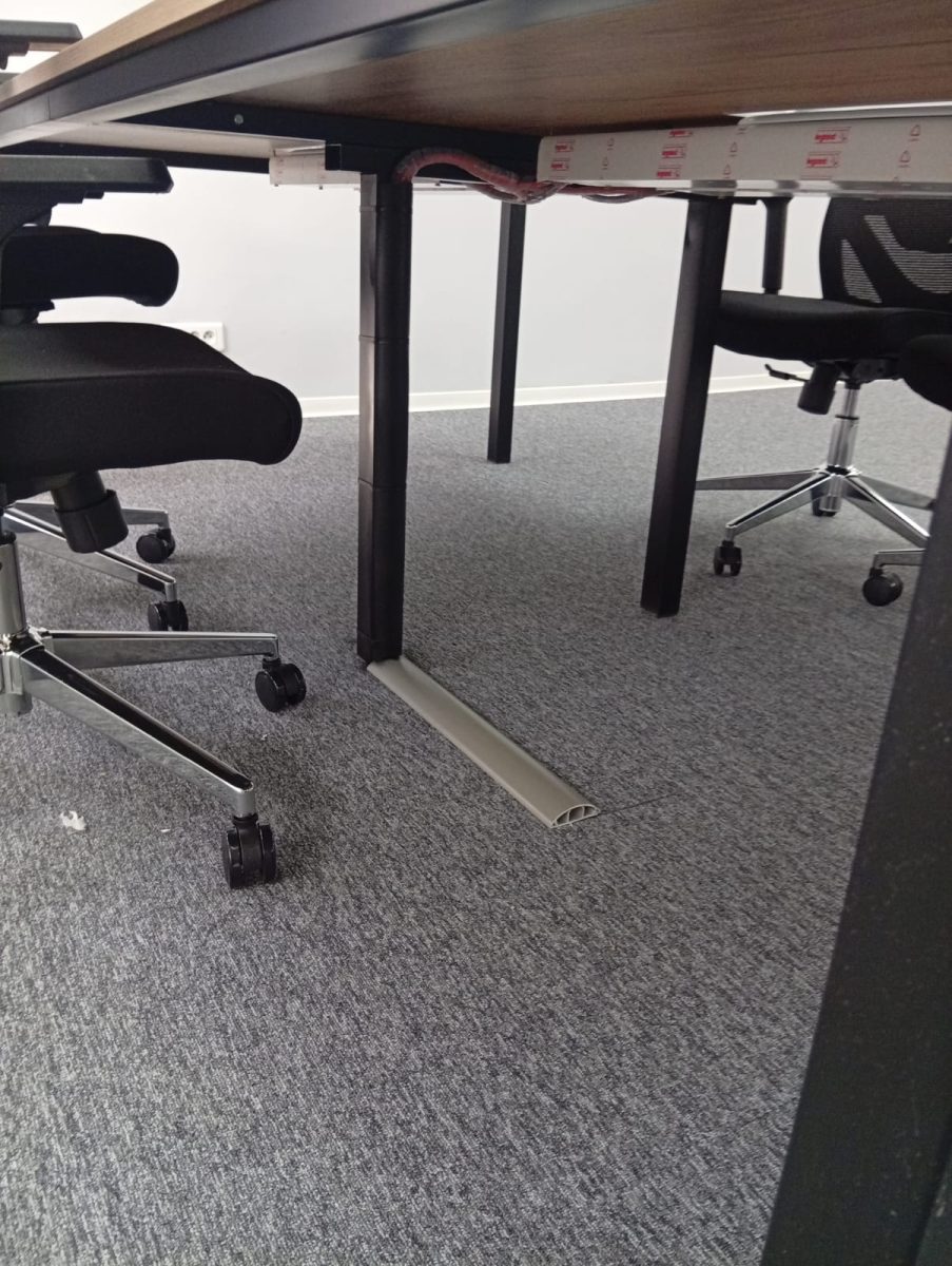Cheminement de câbles et passe-câble au sol dans un bureau