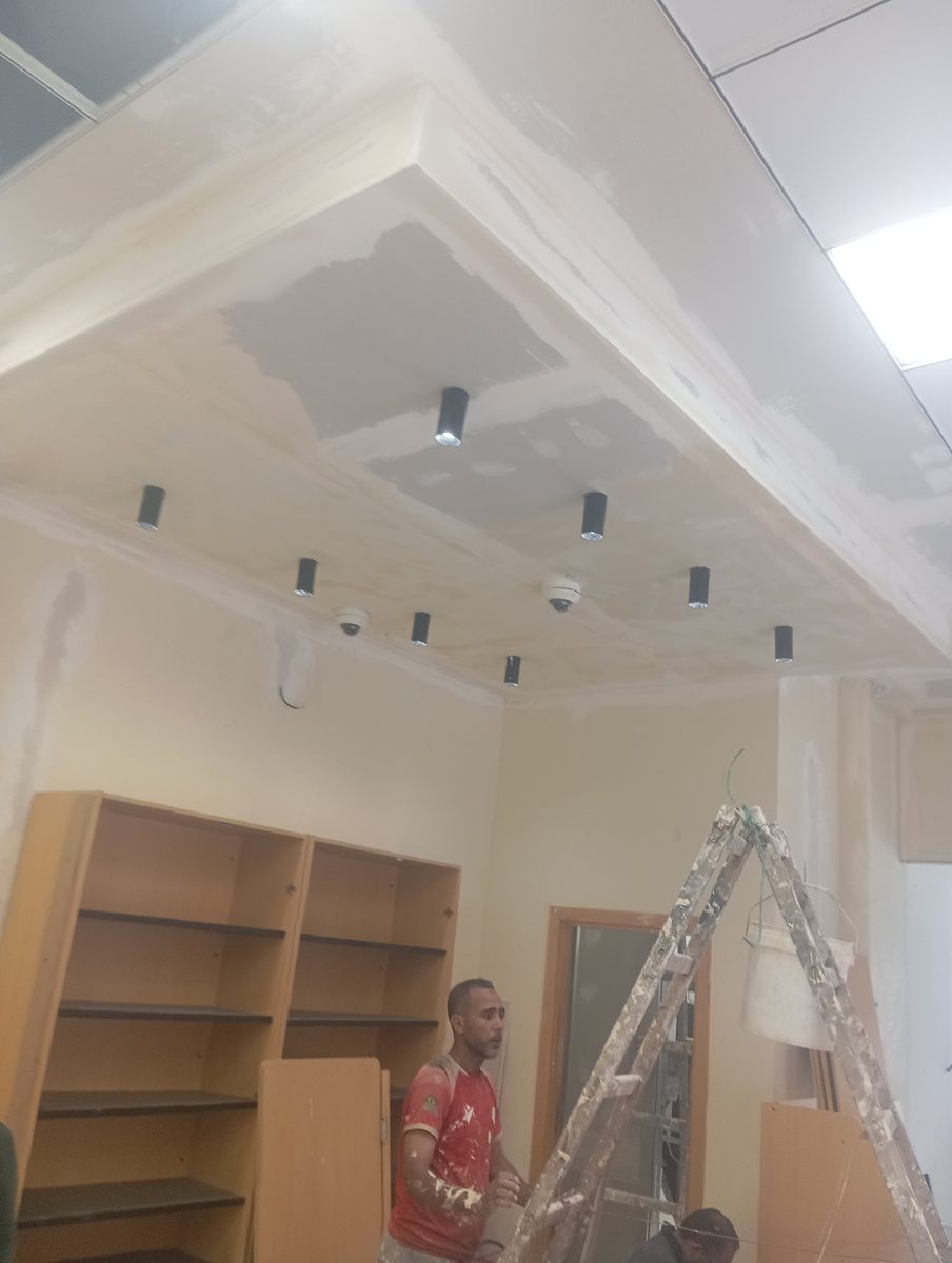 Pose de spots et d'une caméra au plafond d'une salle