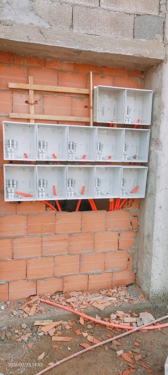 Coffrets électriques et gaines sur mur