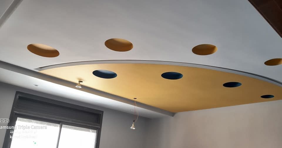 Faux plafond à grande forme ovale bicolore et spots