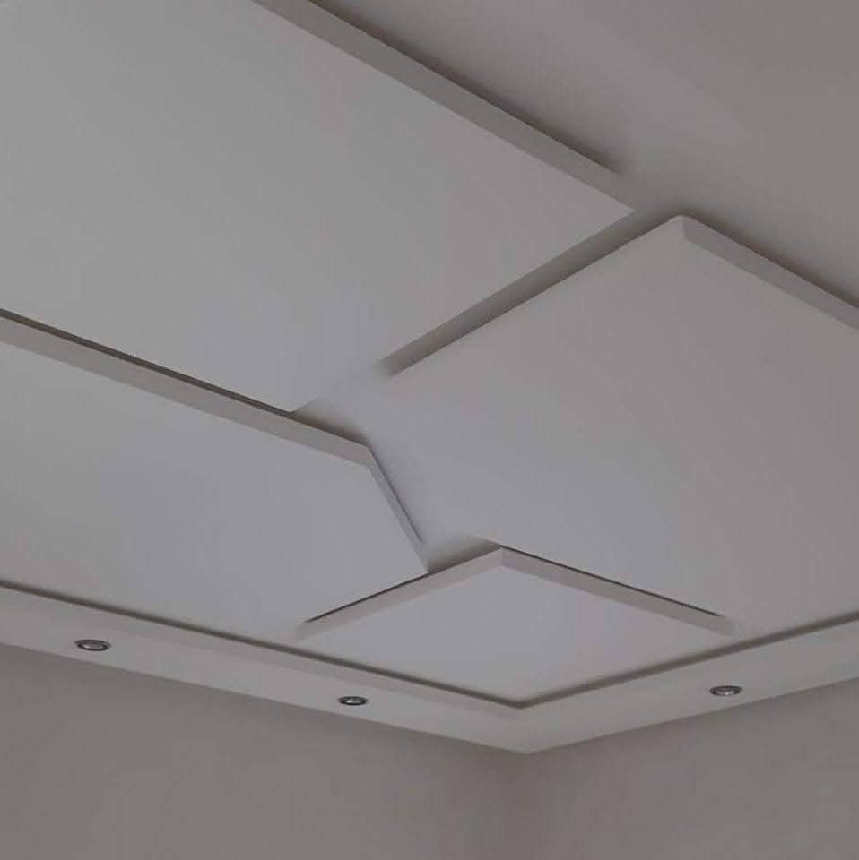 Faux plafond blanc à panneaux géométriques decales en relief